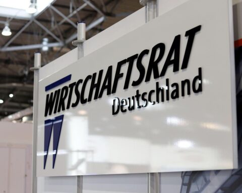 Vorschlag zur Einkommenssteuerreform mit CDU-Logos und wirtschaftlichen Symbolen im Hintergrund.