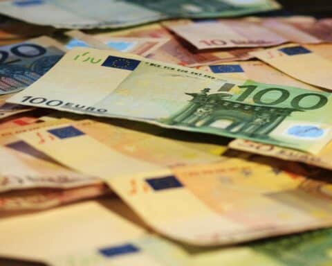 Eine Darstellung europäischer Banknoten, um Diskussionen über Vermögensbesteuerung zu symbolisieren.