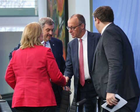 Pressekonferenz mit Monika Schnitzer, die Kritik an Regierungshilfen zur Energiepreisgestaltung äußert.