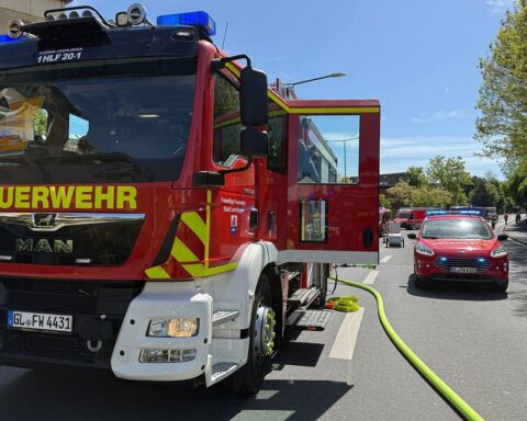 Feuerwehr rettet Mutter und Baby nach Wohnungsbrand in Mehrfamilienhaus, Rauchentwicklung aus Küche.