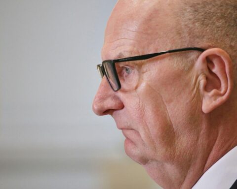 Dietmar Woidke besucht Gedenkstätte des KZ-Außenlagers Schlieben-Berga, engagierte Erinnerungsarbeit gewürdigt.