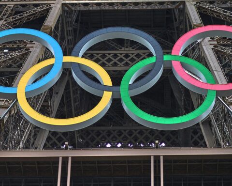 Eiffelturm mit Olympischen Ringen, symbolisiert Wuppertals Unterstützung für Olympiabewerbung 2024.