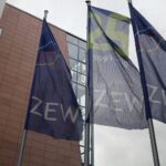 Diagramm mit fallenden Konjunkturerwartungen, negative Indizes und pessimistische Wirtschaftsprognosen.