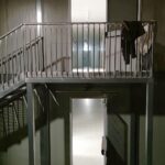 Asylbewerberunterkunft in Nordrhein-Westfalen, symbolisiert Rückgang von Asyl-Erstanträgen und Integration.