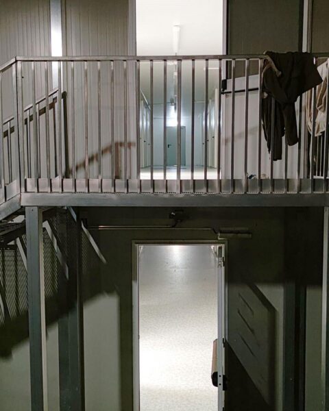 Asylbewerberunterkunft in Nordrhein-Westfalen, symbolisiert Rückgang von Asyl-Erstanträgen und Integration.