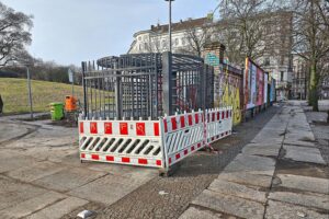 Beschädigter Zaun im Görlitzer Park, Polizei ermittelt nach Vandalismus.
