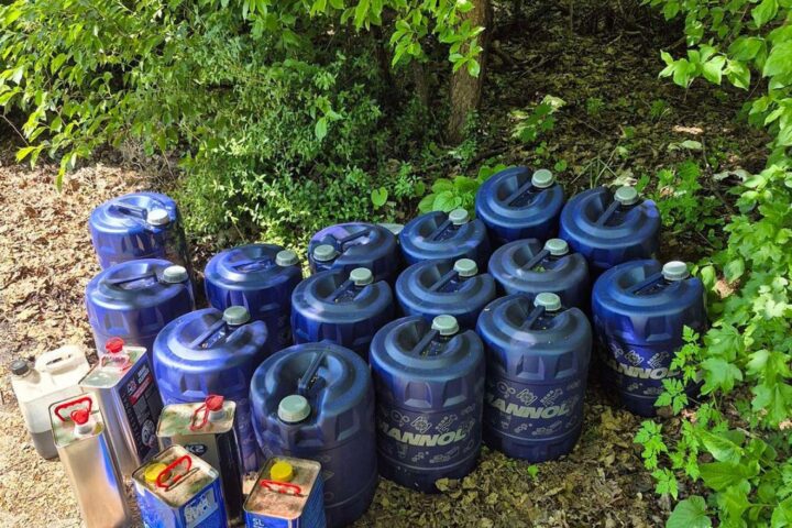 Illegale Abfallentsorgung: Altöl und Bremsflüssigkeit auf Parkplatz bei Autobahnkirche Baden-Baden.