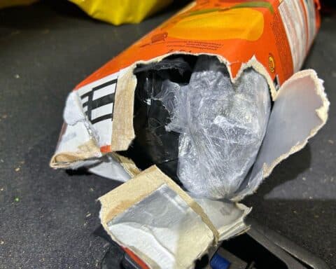 Aufgeschnittener Tetra Pak, gefüllt mit Kokain statt Eistee, Zolluntersuchung, Drogenfund.