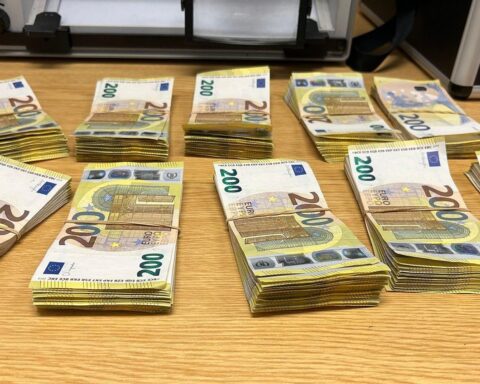 Beschlagnahmtes Bargeld in Umhängetasche, belegt mit Kokain, bei Zollkontrolle sichergestellt.