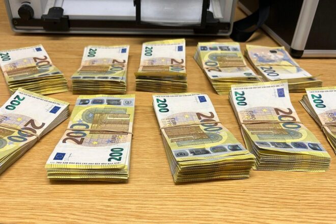 Zoll stellt 100.000 Euro mit Kokain-Spuren in Würzburger Fernbus sicher
