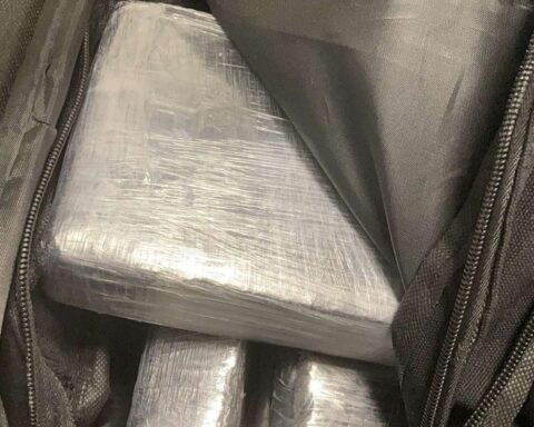 Geöffneter Koffer, sichtbar gefüllte Kokainziegel, Zollbeschlagnahme am Flughafen Nürnberg.