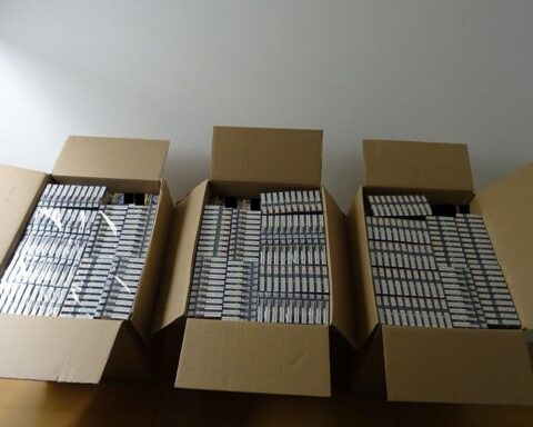 Zigarettenpackungen in Kartons, beschlagnahmt vom Hauptzollamt Nürnberg bei Autobahnkontrolle.