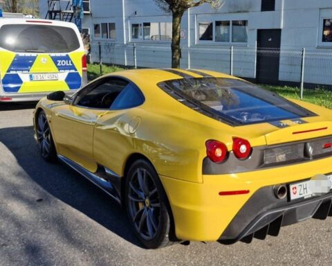 Sportwagen und Zollbeamte bei Kontrolle, Tauziehen um Einfuhrabgaben und Steuern.