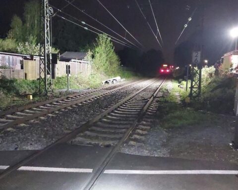 Zuganfahrt auf Bahnübergang mit PKW-Anhänger, Bundespolizei ermittelt wegen gefährlichem Eingriff.