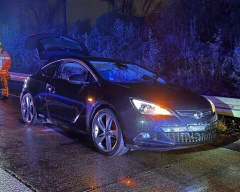 Schwere Verkehrsunfall auf Autobahn mit Fahrzeugwracks, Feuerwehr und Rettungskräften im Einsatz.