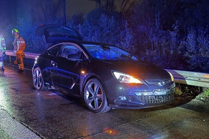 Schwere Verkehrsunfall auf Autobahn mit Fahrzeugwracks, Feuerwehr und Rettungskräften im Einsatz.