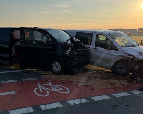 Unfallstelle mit Polizei und beschädigten Autos auf der Bundesstraße 525 bei Nottuln.