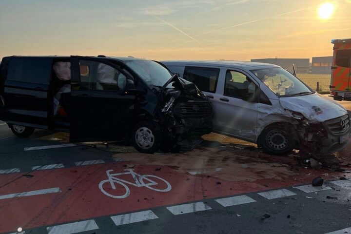 Unfallstelle mit Polizei und beschädigten Autos auf der Bundesstraße 525 bei Nottuln.