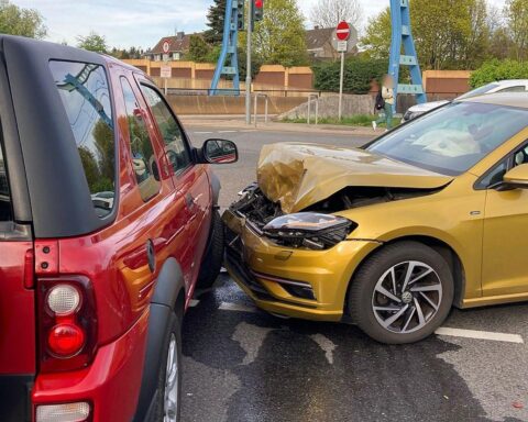 Unfallstelle in Oberhausen mit zwei beschädigten Autos und Polizei vor Ort nach Kollision.