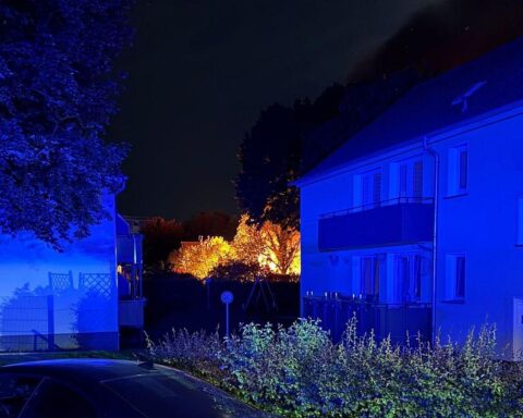 Flammen züngeln aus Gartenlauben; Einsatzkräfte kämpfen gegen den Brand in Witten.