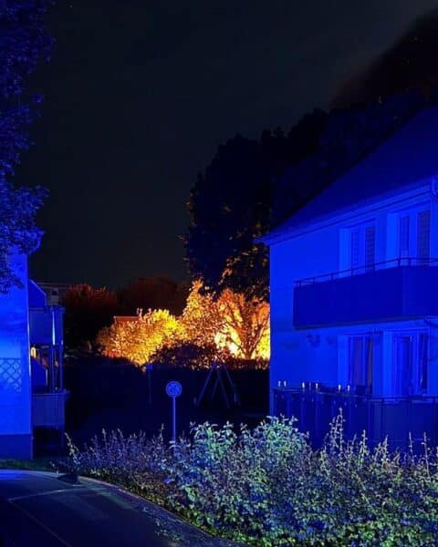 Flammen züngeln aus Gartenlauben; Einsatzkräfte kämpfen gegen den Brand in Witten.