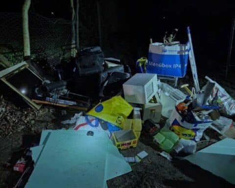 Zwei Männer werden festgenommen, nachdem sie illegal Müll entsorgt haben.