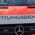 Einsatzkräfte befreien Unfallopfer aus Pkw nach schwerem Verkehrsunfall auf Kreisstraße.