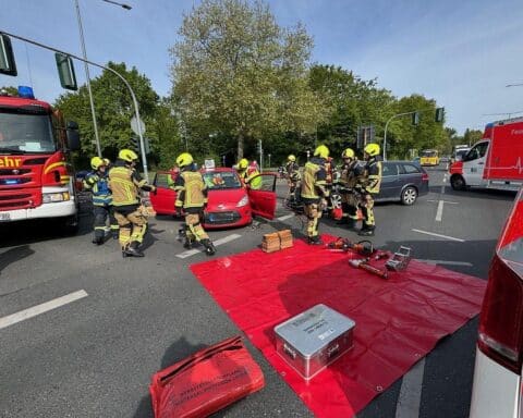 Zwei verunfallte Autos in Gelsenkirchen, Feuerwehr und Rettungsdienst im Einsatz, Unfallstelle abgesichert.