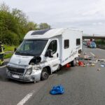 Schwerer Verkehrsunfall auf der Autobahn 2 mit zwei Verletzten und Feuerwehr im Einsatz.