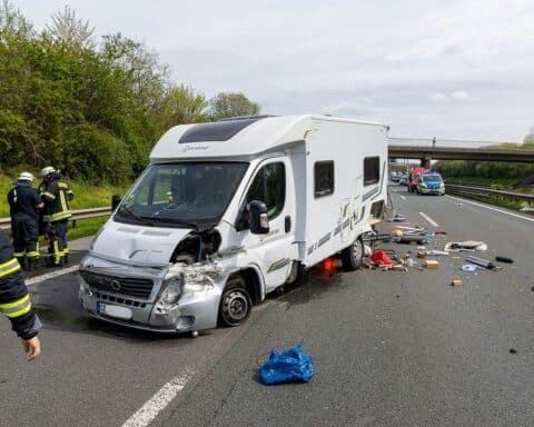 Schwerer Verkehrsunfall auf der Autobahn 2 mit zwei Verletzten und Feuerwehr im Einsatz.