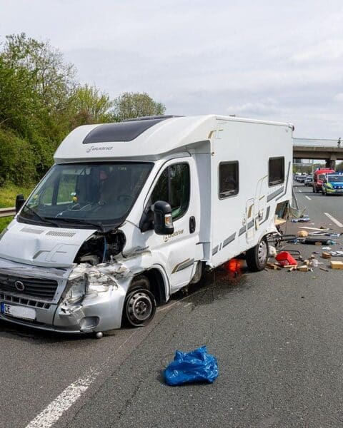 Schwerer Verkehrsunfall auf der Autobahn 2 mit zwei Verletzten und Feuerwehr im Einsatz.