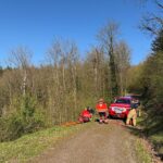 Feuerwehr rettet ältere Spaziergänger aus steilem Hang mit Seiltechnik und Schleifkorbtrage.