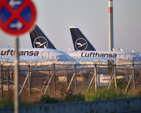 Lufthansa-Flugzeuge am Flughafen, umgeben von Streikaktivitäten und Kundgebungen des Kabinenpersonals.