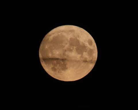 Astronauten in Mondnähe: Historischer Moment der Artemis 2 Mission, Mond in voller Pracht.