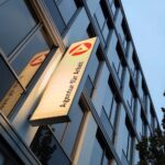 Ein Bild von zufriedenen Arbeitnehmern, die Prämienempfang feiern, symbolisiert Unterstützung und finanzielle Entlastung.