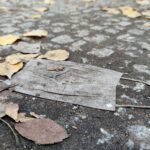 Weggeworfener Mund-Nasen-Schutz symbolisiert die Corona-Pandemie und die Masken-Affäre in Bayern.