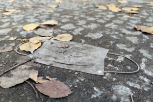 Weggeworfener Mund-Nasen-Schutz symbolisiert die Corona-Pandemie und die Masken-Affäre in Bayern.
