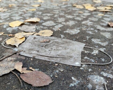 Weggeworfener Mund-Nasen-Schutz symbolisiert die Corona-Pandemie und die Masken-Affäre in Bayern.