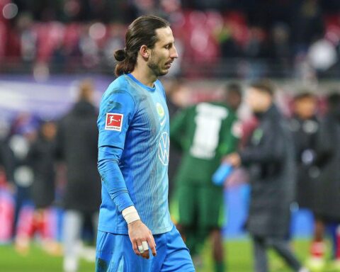 Torhüter Kamil Grabara hält Wolfsburg im Spiel gegen Bayern mit starken Paraden.