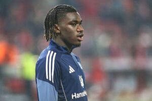 HSV-Spieler jubeln nach dem 3:2-Sieg gegen SC Freiburg in einem packenden Bundesliga-Spiel.