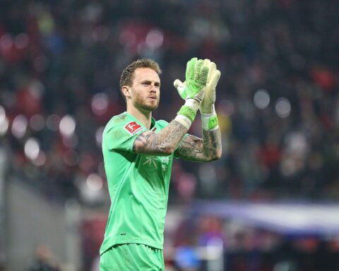 Leverkusen siegt triumphierend 4:1 gegen Leipzig, Schick glänzt mit drei Toren.