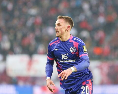 Mainzer Spieler jubeln über Sieg, während St. Pauli um Punkte im Abstiegskampf kämpft.