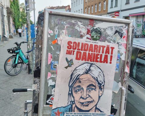 Plakat mit Unterstützung für Daniela Klette, ehemalige RAF, Prozess um bewaffnete Raubüberfälle.