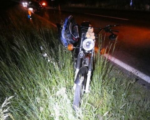 Wildunfall mit Moped: 14-Jährige verletzt, Hase überfahren, Polizei und Feuerwehr im Einsatz.