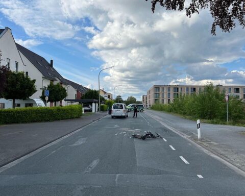 Unfallstelle: schwer verletzter E-Scooter-Fahrer und Auto kollidieren, Polizei ermittelt.