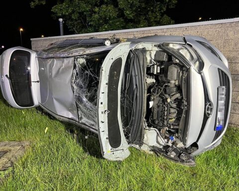 Junger Fahrer überholt, überschlägt sich mit Hyundai, prallt gegen Mauer, bleibt unverletzt.