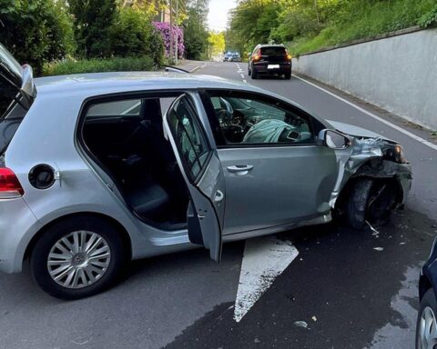 Auto gegen Mauer, verletzte Insassen, Verkehrsunfall auf Morkepützer Straße in Wiehl.
