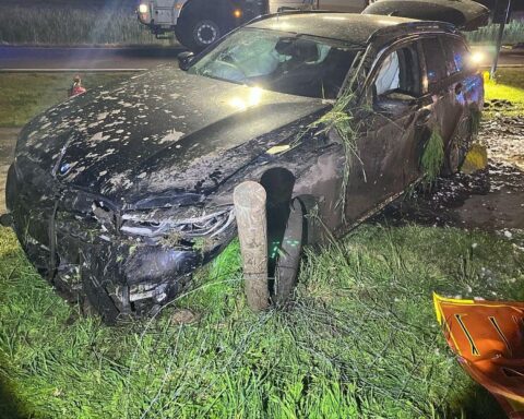 Rettungshubschrauber landet, Einsatzkräfte sichern Unfallstelle, schwer verletzter Autofahrer, Polizei ermittelt.