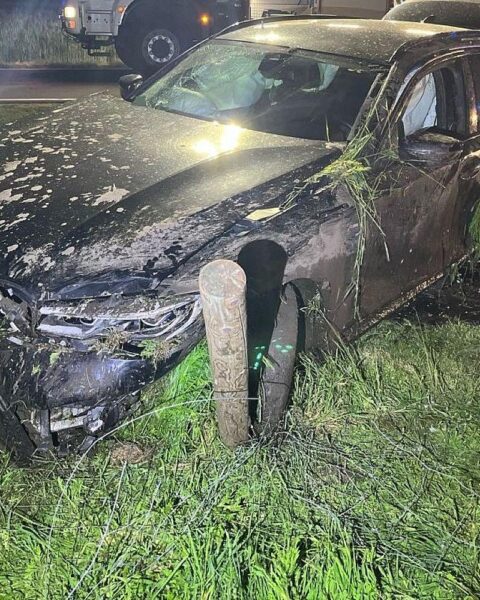 Rettungshubschrauber landet, Einsatzkräfte sichern Unfallstelle, schwer verletzter Autofahrer, Polizei ermittelt.