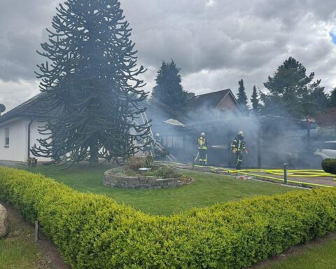 Löscharbeiten nach Brand in Burweg, verletzte Personen, Feuerwehr im Einsatz, bedrohliches Feuer.